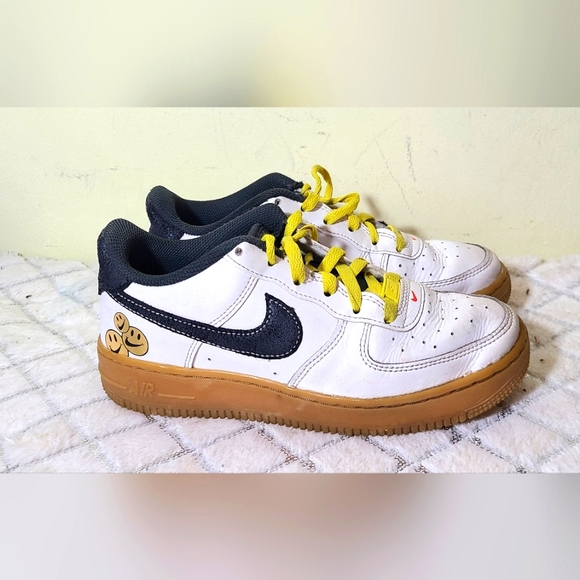 Nike Air Force 1 LV8 Go The extra Smile Size 5 Youth - Picture 1 of 6